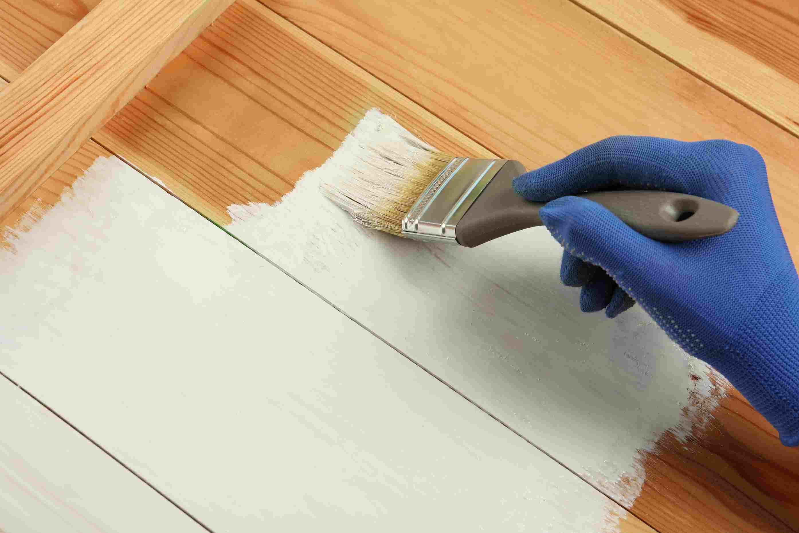 Gunakan cat untuk meluruskan pintu kayu yang melengkung